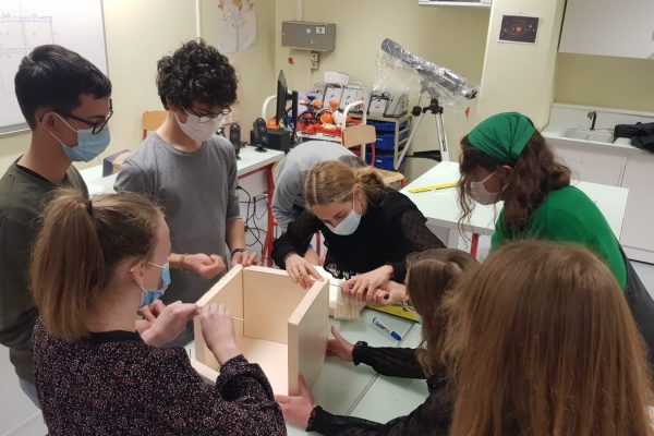enfants fabriquant une boite pour le GPS du ballon