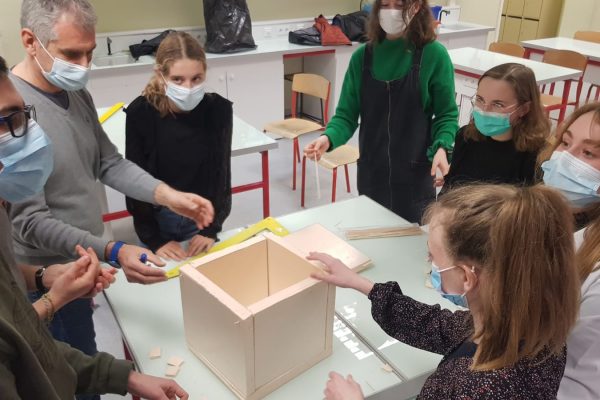 enfant fabriquant une boite pour le GPS du ballon