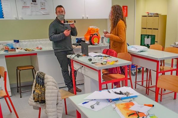 deux enseignants en formation dans une salle de classe pour les ballons stratosphériques