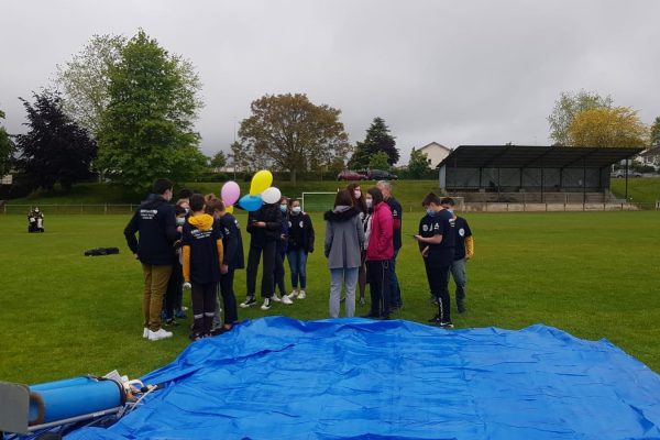 Lâcher de ballon stratosphérique sur terrain de foot
