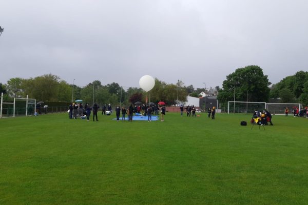 Lâcher de ballon stratosphérique sur terrain de foot