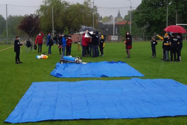Lâcher de ballon stratosphérique sur terrain de foot